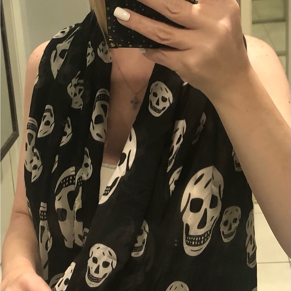 Skull Scarf Alexander McQueen"VIBE"plus Haven't found the purse to put this on! - Picture 9 of 13